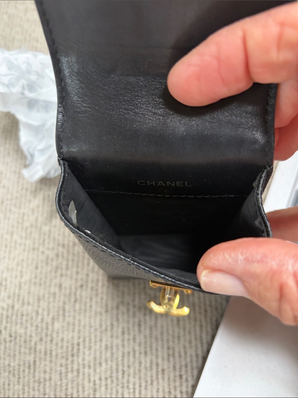 CHANEL Black Caviar Leather Card & Key Holder with Gold CC - Picture 5 of 10